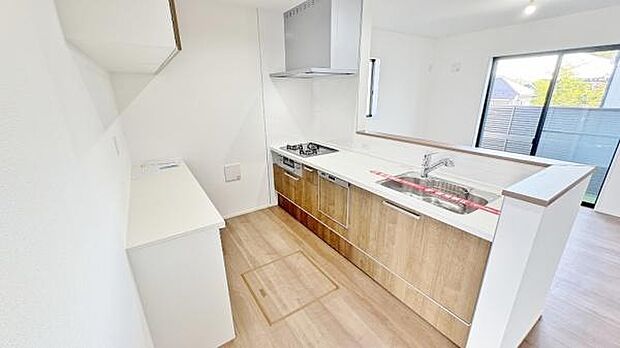 《システムキッチン》　■大型冷蔵庫や食器棚を置いても余裕なスペース。奥様の料理の腕も上がりそうな予感。