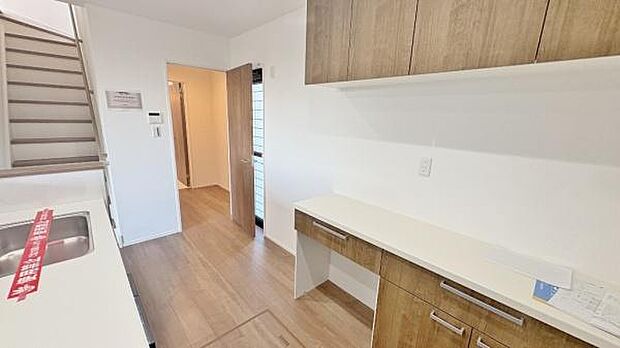 《カップボード》　■背面に設置されたカップボード。食器はもちろん、炊飯器なども収納できます。