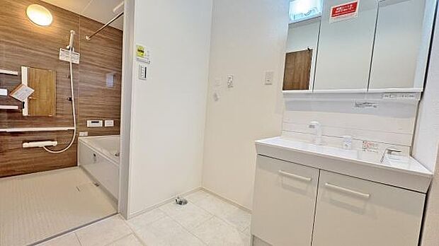 《洗面化粧台》　■使いやすいシャープなデザインの洗面化粧台。