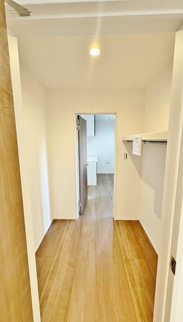 《パントリー》　■キッチン横のストレージルーム。常温保存の食品・キッチン用品などが収納できて便利です。