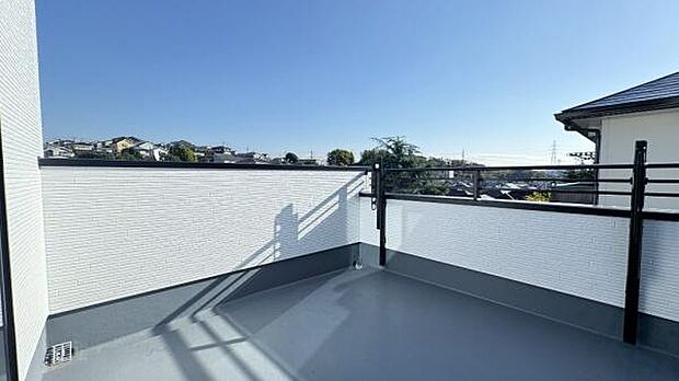 《バルコニー》 ■陽当りも良く、洗濯物も良く乾きそうです。目の前には気持ちの良い青空が広がります。前面に高い建物がないので開放的で開けた眺望が望めます。