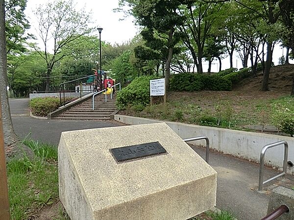 丸山台公園まで941m、カラフルな遊具に充実の健康遊具。広いグラウンドにテニスの壁うちともりだくさんの穴場の公園です。