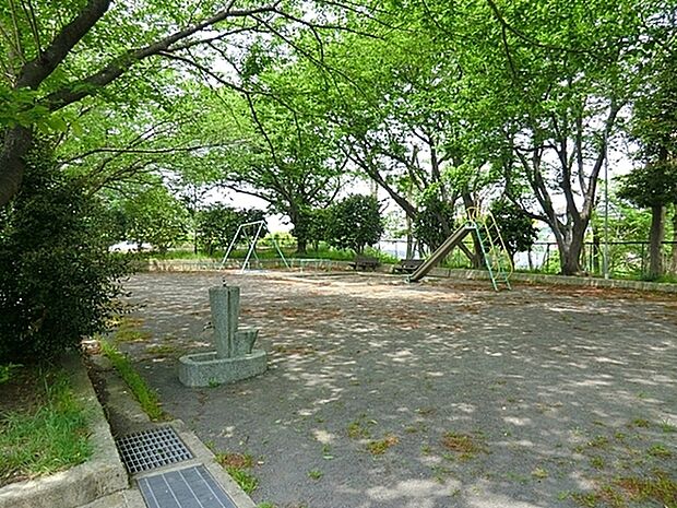富士塚公園まで939m、ブランコ、滑り台があります。