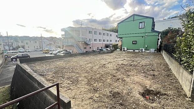 落ち着いた閑静な低層住宅地に佇む邸宅を建築予定♪永住の地としてゆったりお住まいいただけます。