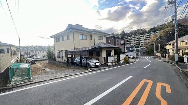 《前面道路》　■前面道路が広く、開放的です。日当たりも良好です。