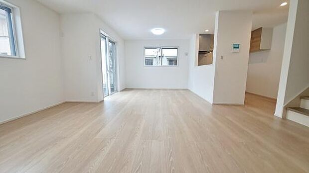 《リビングダイニング》　■開放的で広いリビング。のびのびとくつろげるリビングは、家族のコミュニケーションの場として、みんなが集まる憩いの場所に。