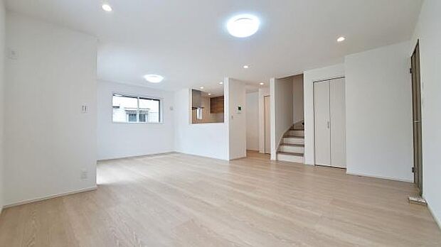 《ダイニングキッチン》　■会話を楽しみながら食事を味わう。一緒にいる時間が楽しい空間。カフェにいるような気分で毎日を過ごしたい。家族でいる時間を柔らかに包み込むインテリア。