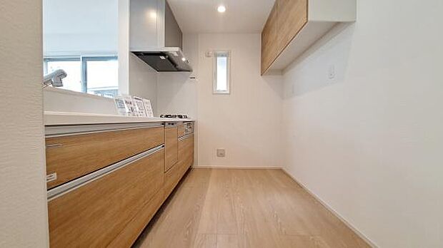 《システムキッチン》　■家族が集う楽しく親子の会話も弾む対面キッチン。明るく清潔で使い勝手のいいキッチンには、いつも家族の笑顔があふれています。