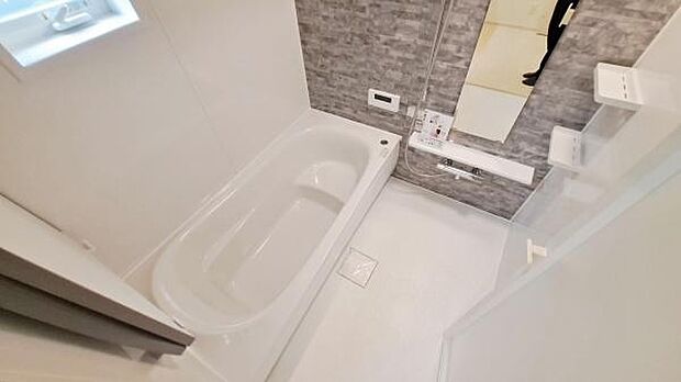 《浴室》　■ゆったり足を伸ばせる浴槽。お子様と一緒でもゆとりの1坪タイプ。1日の疲れを癒してくれるバスタイム。