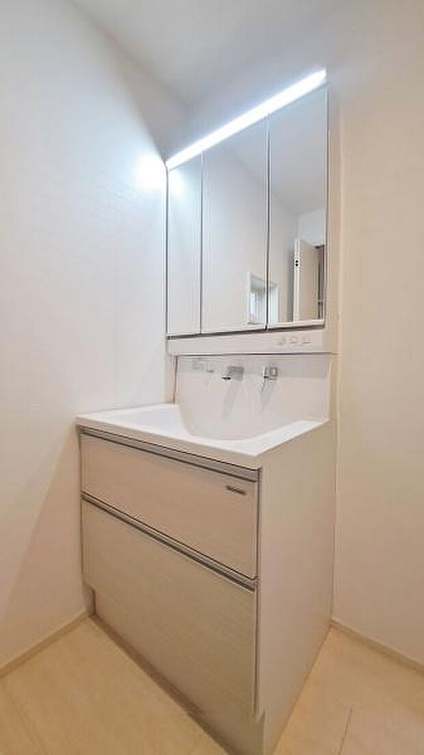 《洗面化粧台》　■使いやすいシャープなデザインの洗面化粧台。