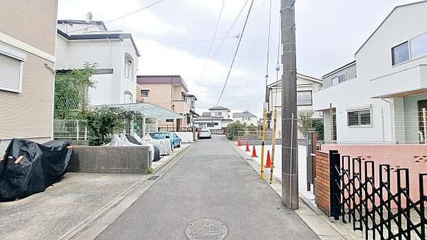 《外観》　■一戸建ての多いエリア、静かで落ち着いた雰囲気。シンプルで美しいフォルム空気までクリーンになるような佇まい。心地よいライフスタイルが実現できるそんな予感。