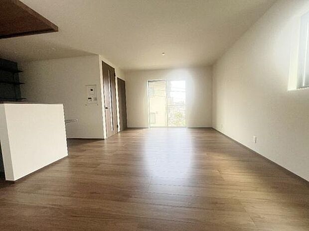 《リビングダイニング》 ■豊かな光が照らすこの場所は、たわいもない会話を楽しみ、ゆったりとした時間を過ごす場所。家族の日常が刻まれる大切な空間です。自然光に溢れるこの空間はリフレッシュにピッタリです。