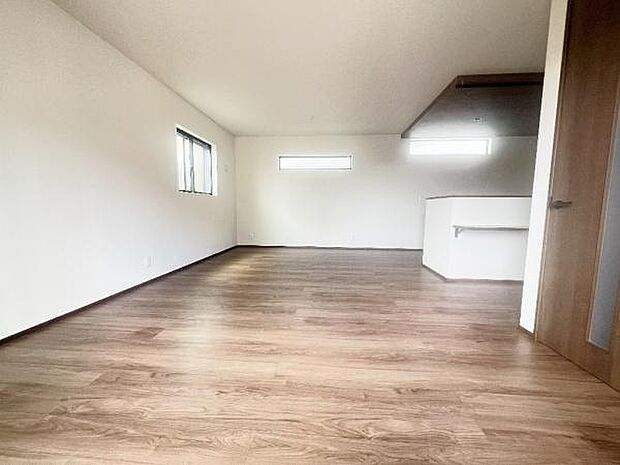 《リビングダイニング》 ■家族が自然と集まって、思い思いにくつろぎ、遊び、語らう、やすらぎの空間。