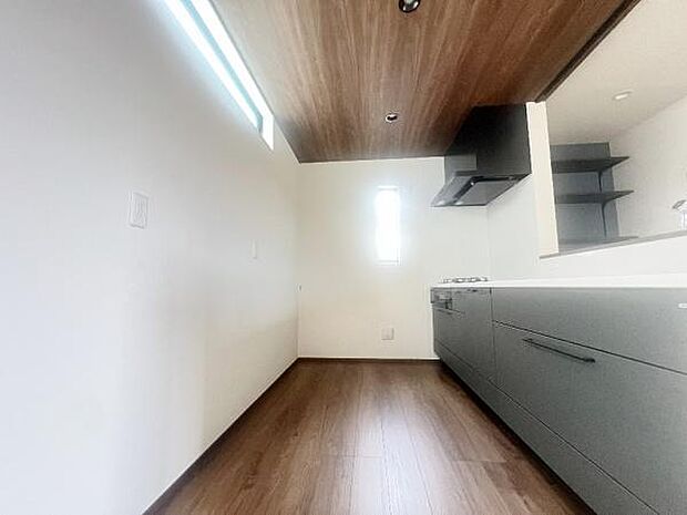 《キッチン》　■お手入れしやすくきれいなキッチン。お料理の始めから後片付けまで楽しい時間になりそうです。