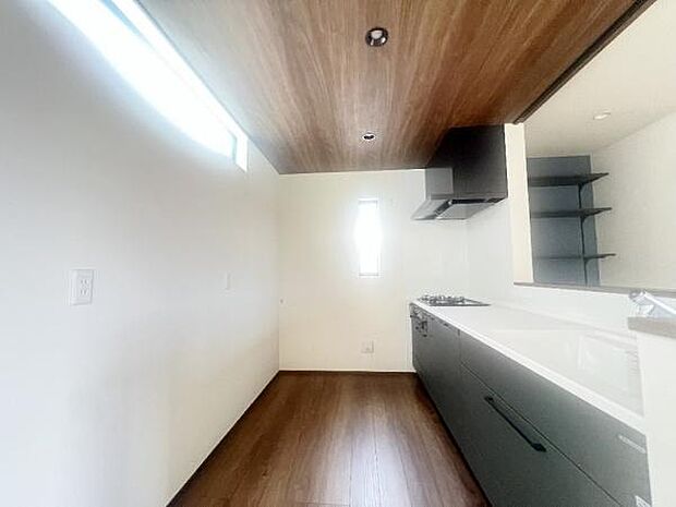 《三口ガスコンロ》 ■毎日料理をする方、家族の分まで作られる方には必須の三口ガスコンロ。同時進行が可能で効率よく、楽しく料理ができます。