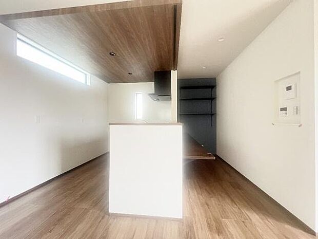 《システムキッチン・レンジフード》　■カフェのようなスリムレンジフード。清潔感あるシルバーで、キッチンをモダンに演出します。