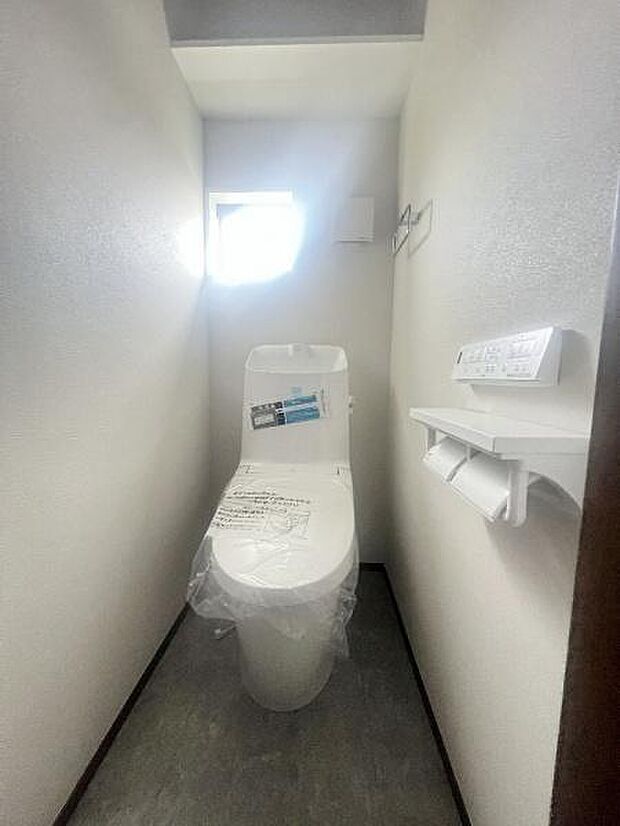 《トイレ》　■窓のあるトイレは明るい空間で清潔感があります。