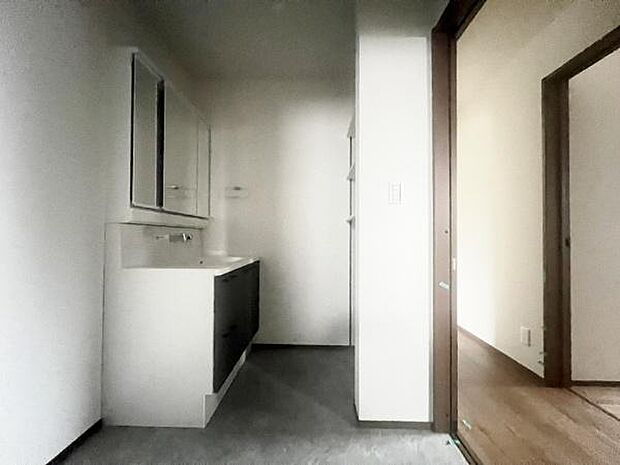 《洗面台》 ■朝のバタバタした身支度を支えてくれる洗面所。