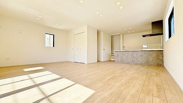 《リビングダイニング》 ■開放的で広いリビング。のびのびとくつろげるリビングは、家族のコミュニケーションの場として、みんなが集まる憩いの場所に。