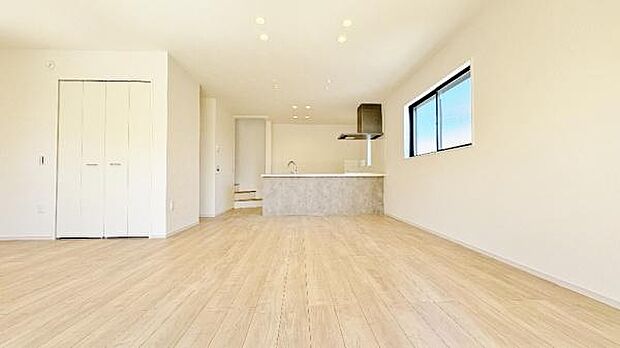 《リビングダイニング》 ■寛ぎとご家族とのコミュニケーションを育む居心地のよい場所。この明るい空間は家族に安らぎを与えて、落ち着いた心地よい空間になるでしょう。