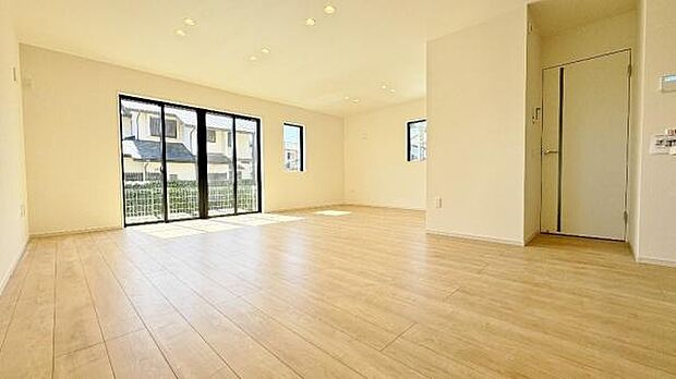 《リビングダイニング》 ■豊かな光が照らすこの場所は、たわいもない会話を楽しみ、ゆったりとした時間を過ごす場所。家族の日常が刻まれる大切な空間です。自然光に溢れるこの空間はリフレッシュにピッタリです。