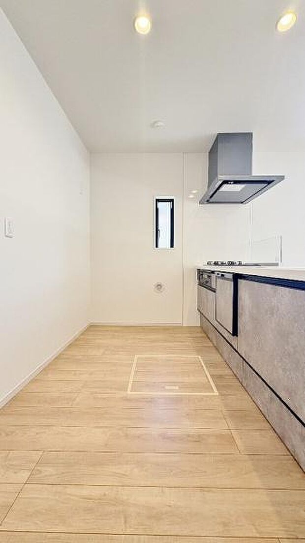 《システムキッチン》 ■大型冷蔵庫や食器棚を置いても余裕なスペース。奥様の料理の腕も上がりそうな予感。