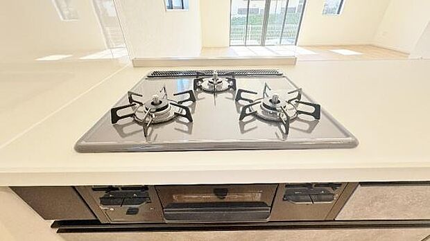 《三口ガスコンロ》 ■毎日料理をする方、家族の分まで作られる方には必須の三口ガスコンロ。同時進行が可能で効率よく、楽しく料理ができます。