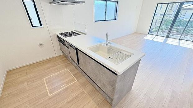 《システムキッチン》 ■家族が集う楽しく親子の会話も弾むキッチン。明るく清潔で使い勝手のいいキッチンには、いつも家族の笑顔があふれています。