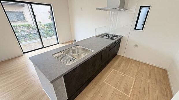 《キッチン》　■お手入れしやすくきれいなキッチン。お料理の始めから後片付けまで楽しい時間になりそうです。