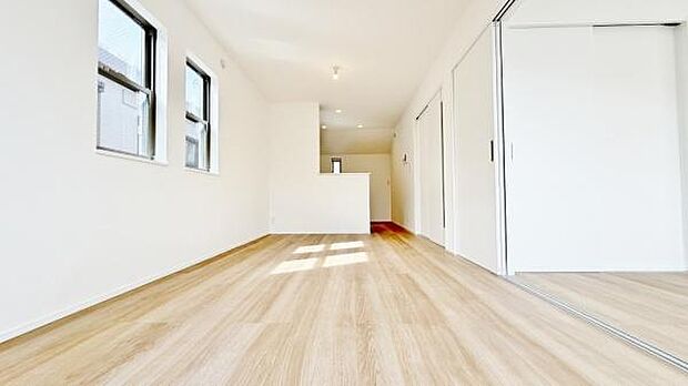 《リビングダイニング》 ■豊かな光が照らすこの場所は、たわいもない会話を楽しみ、ゆったりとした時間を過ごす場所。家族の日常が刻まれる大切な空間です。自然光に溢れるこの空間はリフレッシュにピッタリです。