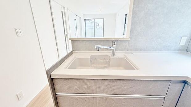 《システムキッチン》 ■人造大理石シンクは、見た目がとてもスッキリしています。水垢が付きにくいのも嬉しいポイントです。