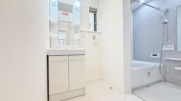 《洗面化粧台》 ■使いやすいシャープなデザインの洗面化粧台。