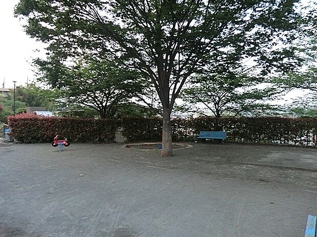 馬場七丁目公園まで518m、木々の木漏れ日の下で、涼を取る事も出来ます。見通しの良い公園ですので、お子様を安心して遊ばせられます。