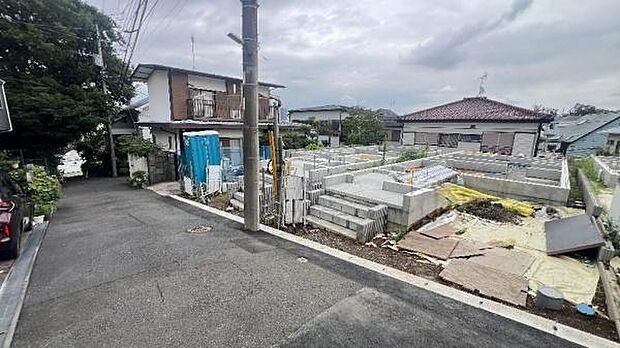 《外観》 ■青空の下、洗練されたデザインが輝く住まい。新しい暮らしを始めるのにふさわしい、光と風が心地よい空間です。