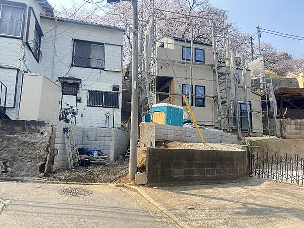 《外観》　■豊かな光が照らすこの場所は、たわいもない会話を楽しみ、ゆったりとした時間を過ごす場所。家族の日常が刻まれる大切な空間です。