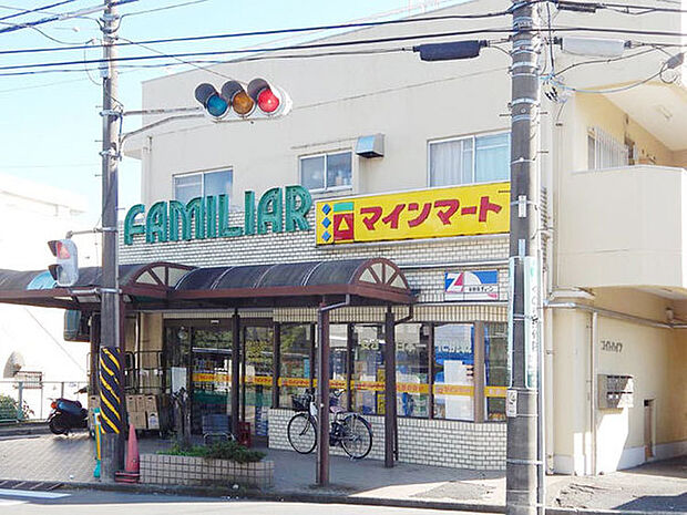 スーパーファミリアまで375m、地元に根付いたスーパー。時々糠漬けなども売っていて、近所の農家さんが作った野菜なども置いてあります。