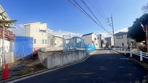 落ち着いた閑静な低層住宅地に佇む邸宅を建築予定。永住の地としてゆったりお住まいいただけます。