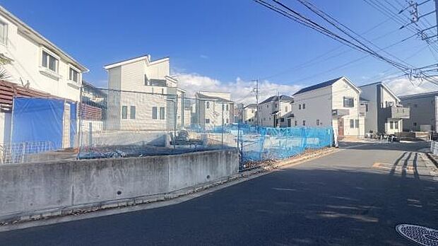 落ち着いた閑静な低層住宅地に佇む邸宅を建築予定。永住の地としてゆったりお住まいいただけます。
