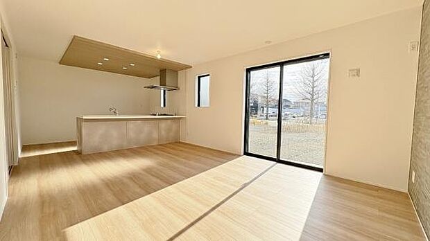 《リビングダイニング》　■開放的で広いリビング。のびのびとくつろげるリビングは、家族のコミュニケーションの場として、みんなが集まる場所に。