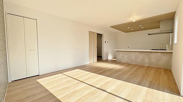 《リビングダイニング》　■上質な時間を育む暮らしのメインステージ。寛ぎとご家族とのコミュニケーションを育む居心地のよい場所。この明るい空間は家族に安らぎを与えて、落ち着いた心地よい空間になるでしょう。