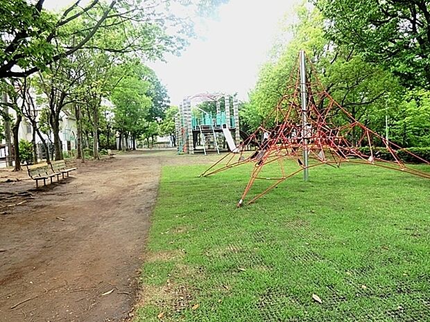 泉田向公園まで520m、荏田西小学校の近くにある公園です。放課後になるとたくさんの子どもでにぎわいます。