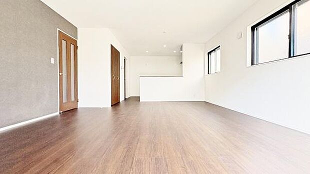 《リビングダイニング》　■ゆとりを感じさせる上質で明るい空間が、住まう人や訪れる人を心地よく迎え入れてくれます。