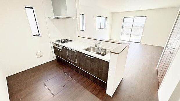 《食器洗い乾燥機》 ■食事後もゆっくり過ごせる食器洗い乾燥機を設置。手洗いよりもキレイに洗え、節水にもなります。