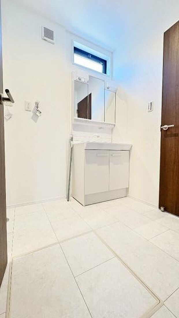 《洗面化粧台》 ■使いやすいシャープなデザインの洗面化粧台。