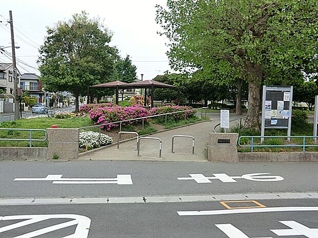 下瀬谷第二公園まで422m、お散歩の途中でちょっと一休みできる公園。