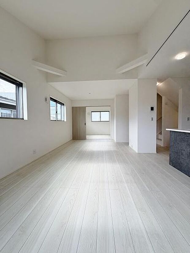 とても伸びやかな印象のLDKです。日当りの良さと隣接の洋室との一体感から、明るく広々とした大空間を感じていただけます。住まわれる方の日々の生活を、笑顔溢れるものにしてくれる後押しをしてくれます。