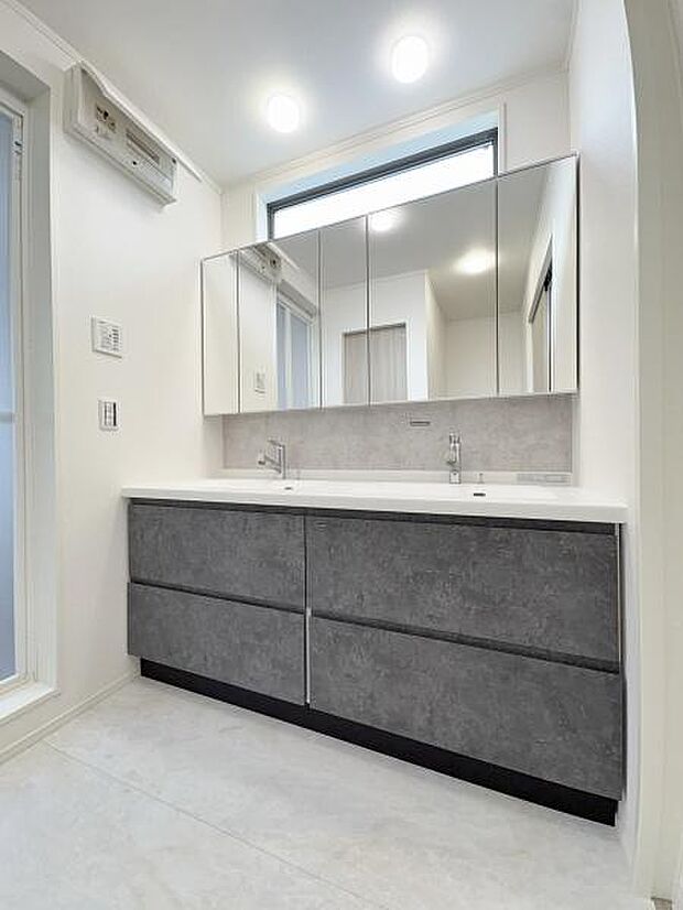 洗練されたデザインのおしゃれなワイド仕様洗面化粧台。広々とした空間が、贅沢なひとときを演出します。快適さと美しさを兼ね備えた洗面所で、上質なライフスタイルをお楽しみください。