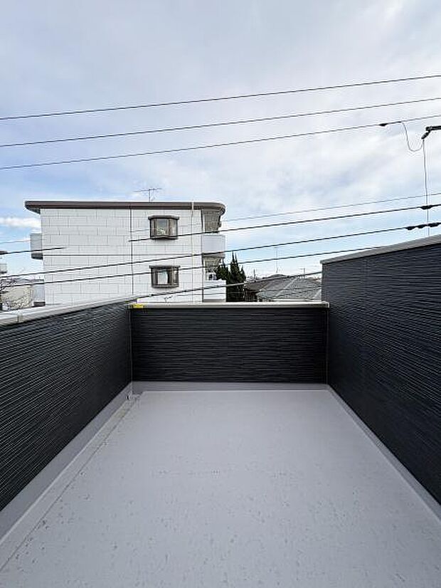 約6帖のルーフバルコニーは風の流れを感じることのできる、解放的な憩いのスペースとしてご利用できます。