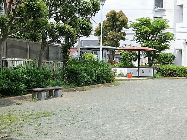 宮の前公園まで848m、L字型の敷地をしていて、園内は緑あふれる空間。園内には砂場・すべり台・鉄棒が設置されています