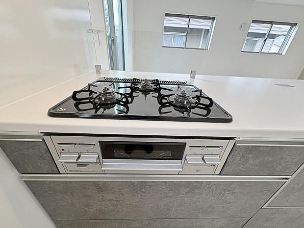 ゴトクの取外しが簡単でお手入れがしやすい3口のガスコンロ。高火力の強力バーナーでお料理の際に多用されるコンロと、温めなおす際にオススメの小火力バーナーのコンロと用途にあわせて使い分けていただけます。